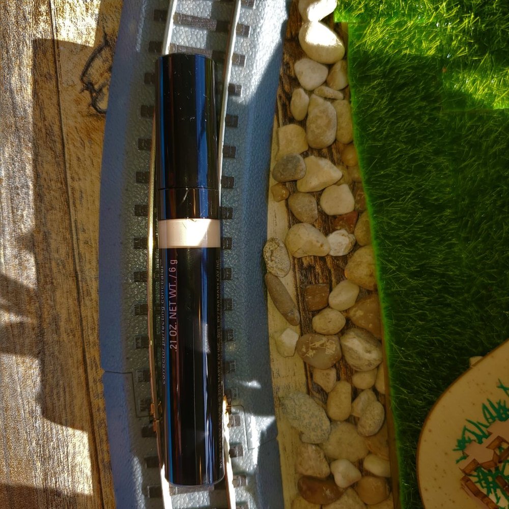 DISCONTINUED - Light Beige - Mary Kay Perfecting Concealer